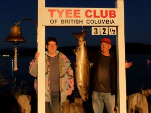 paula-davies-32-5-lb-tyee-on-a-plug-rowed-by-ross-spiers-sep-13th-2016-810-pm-arch